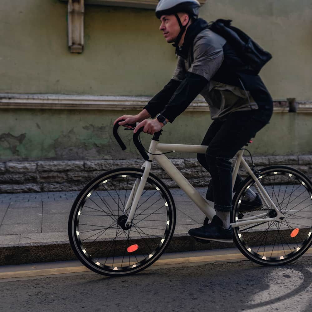 Fahrrad mit reflektierenden Sanduhr-Felgenstickern für bessere Sichtbarkeit