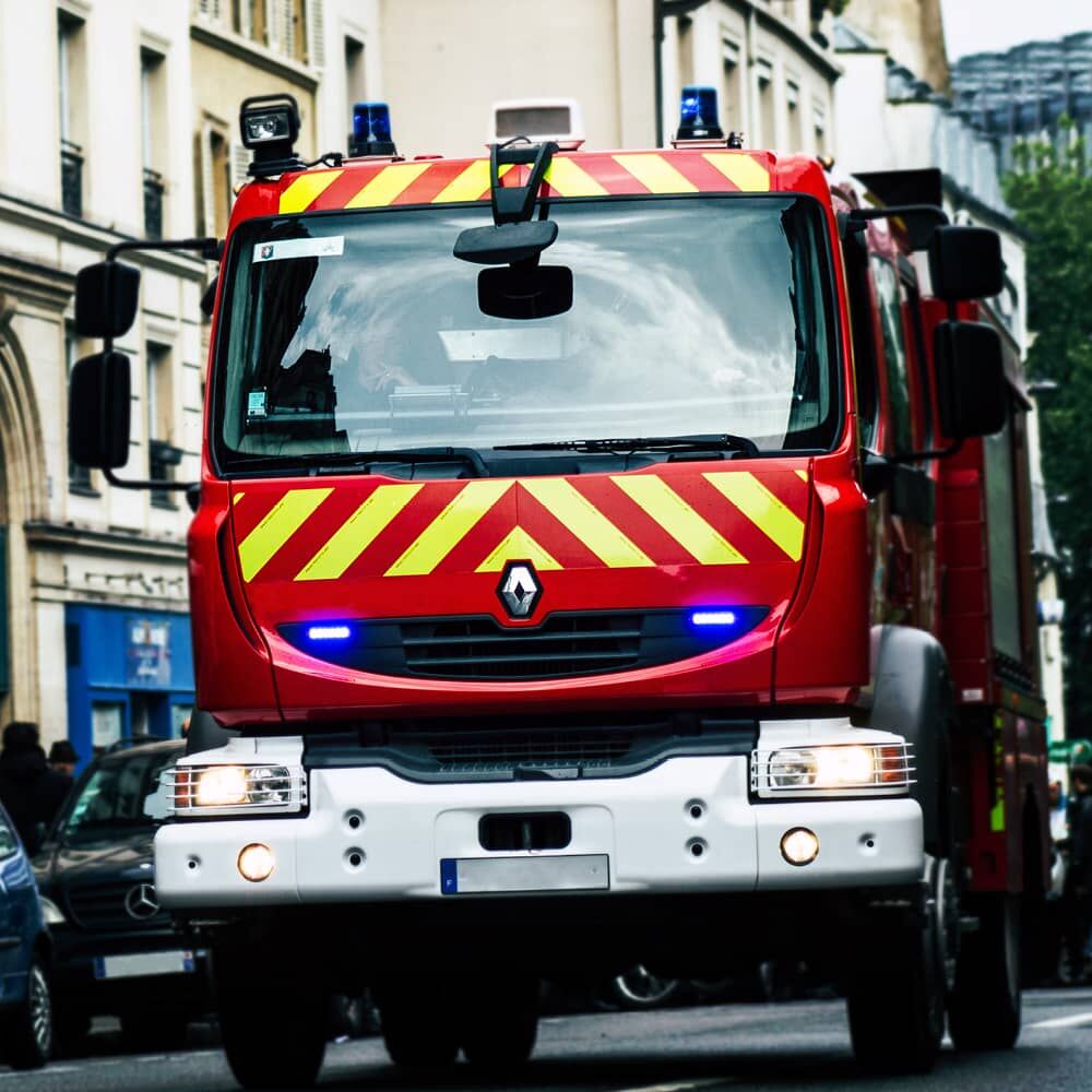 Feuerwehr-Lkw mit gelb-roter ORALITE VC612 Warnmarkierung an der Front