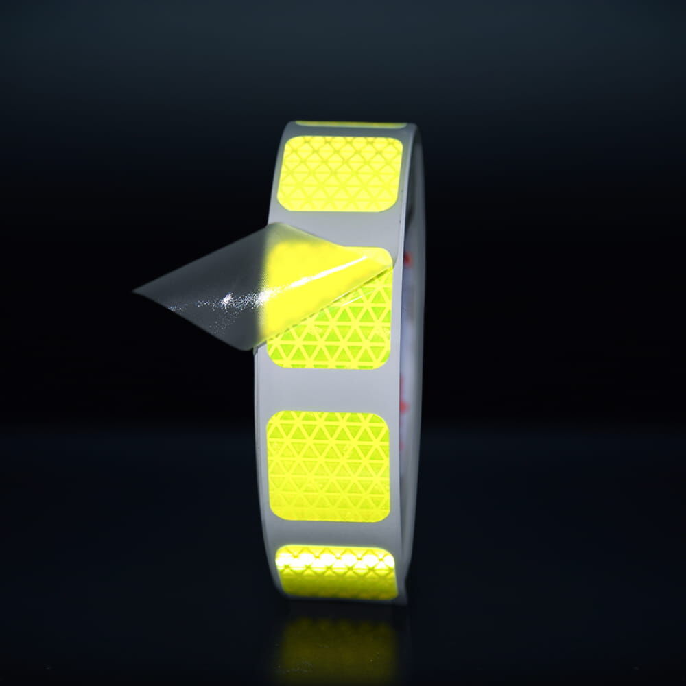 Orafol VC612 Konturmarkierung im Dunklen, Applikationstape abgelöst, starke Reflexion sichtbar