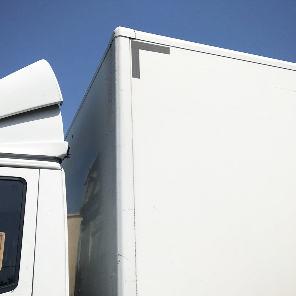 LKW-Aufbau mit 3M 943 Eckmarkierung silber