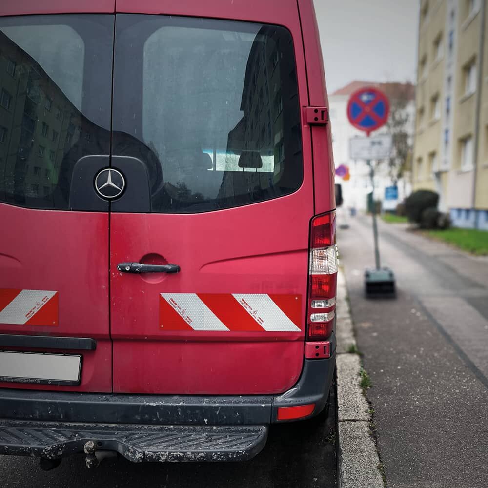 Montiertes Reflecto 5921M Warnmarkierung Set am Fahrzeugheck auf Transporter
