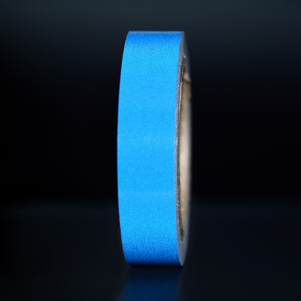 25 mm Rolle Orafol ORALITE Reflexband 5710 blau, reflektierend vor dunklem Hintergrund