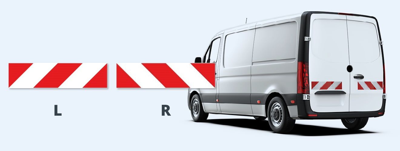 Ein weißer Transporter mit horizontal angebrachten rot-weißen Warnmarkierungen am Heck, daneben die Markierungen für die linksweisend (L) und rechtsweisend (R) Seite.