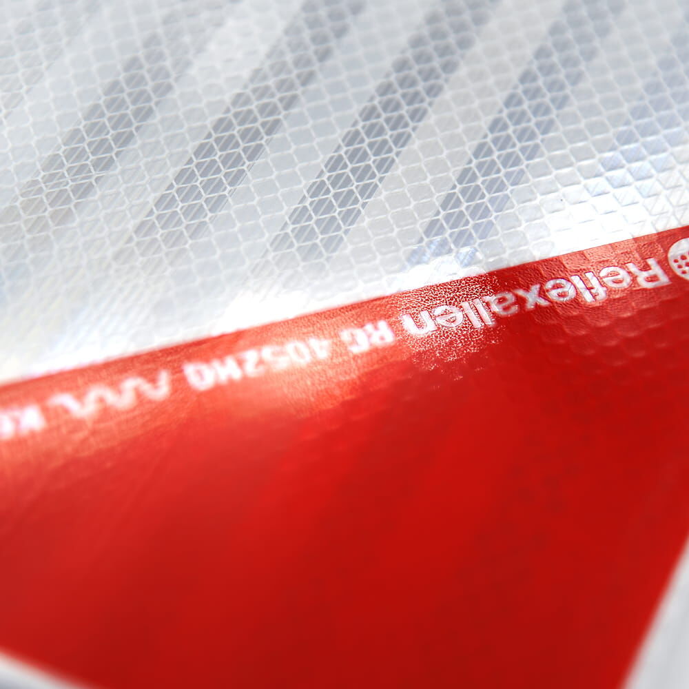 Detail: Reflexfolie mit Aufdruck „Reflexallen“