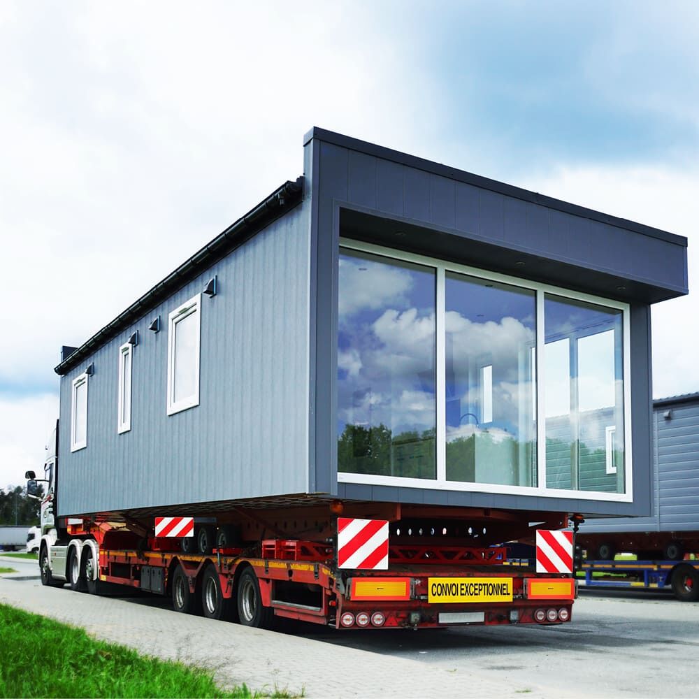 Anwendungsbild: Warntafeln am Heck eines Schwertransports mit Modulhaus