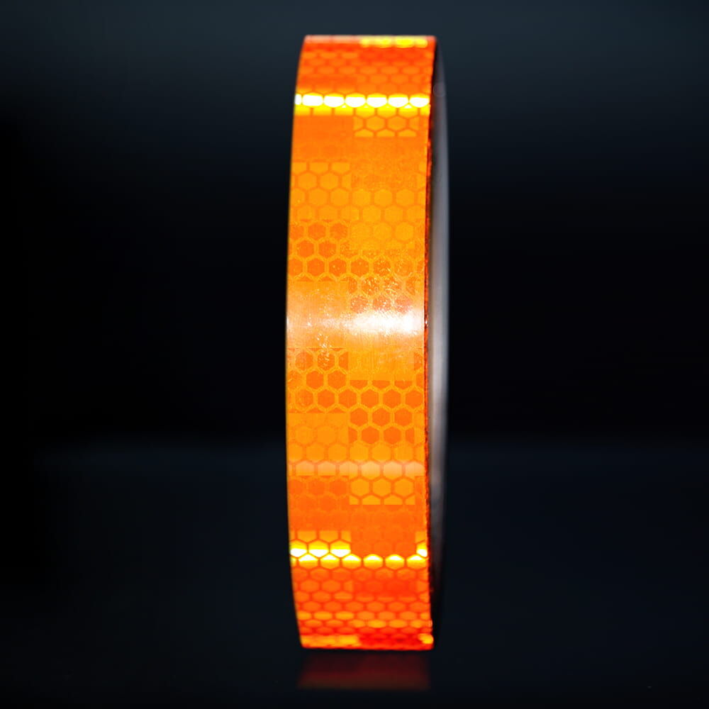 25 mm Rolle Avery Reflexband V-8000 fluor-orange, reflektierend vor dunklem Hintergrund