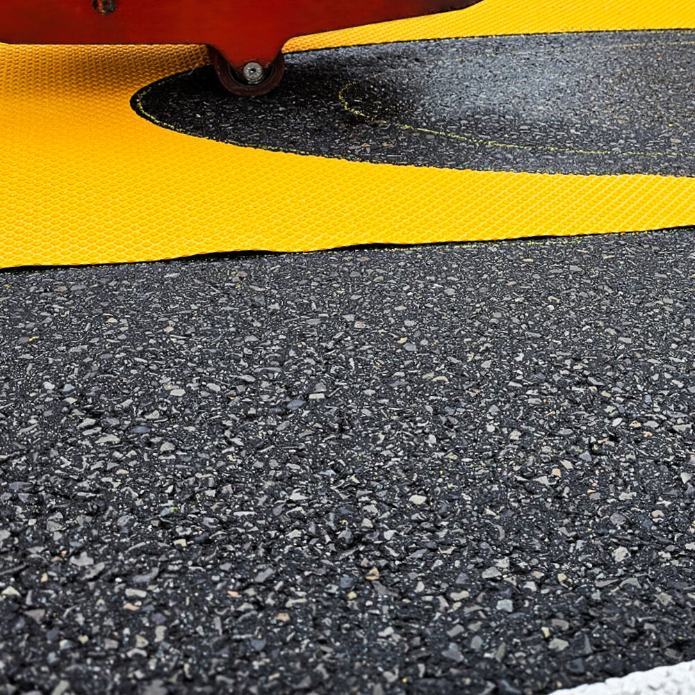 Anwendung des 3M RTC 3 Andruckrollgeräts auf gelber Markierungsfolie, Detailansicht