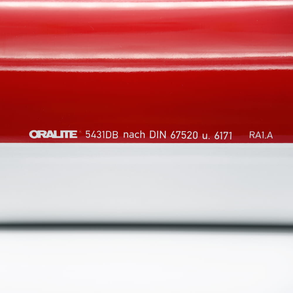 Detail: Produktcode auf rot-weißer Reflexfolie 5431