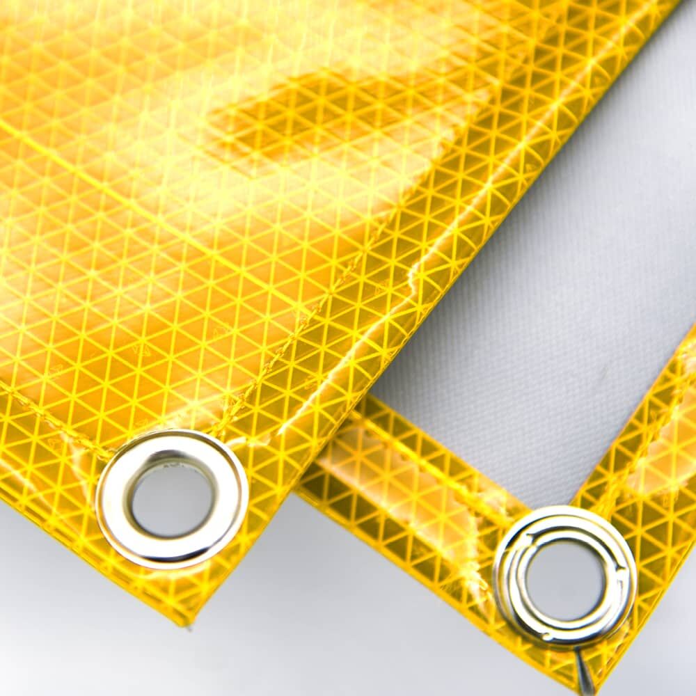 Ösenverstärkung am Reflexbanner "CONVOI EXCEPTIONNEL" in Nahaufnahme