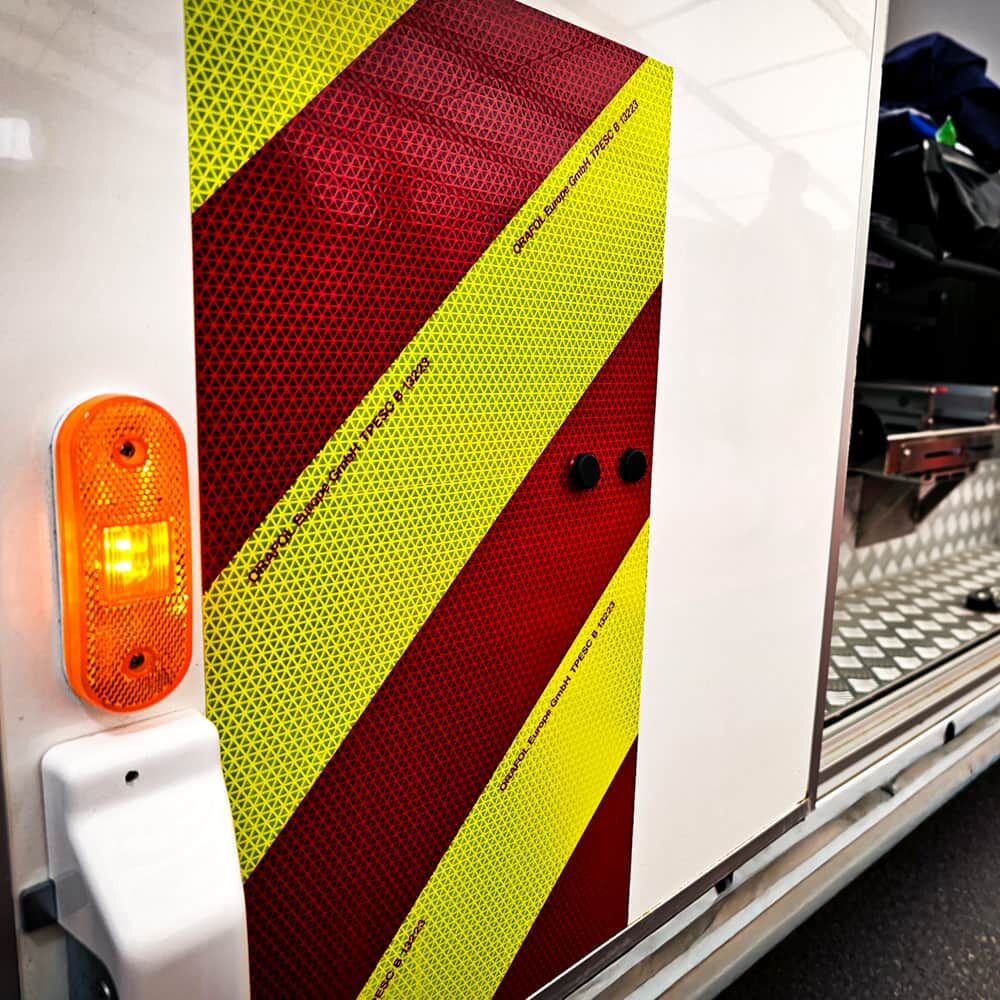 ORALITE VC612 Chevron-Folie auf seitlicher Serviceklappe eines Einsatzwagens