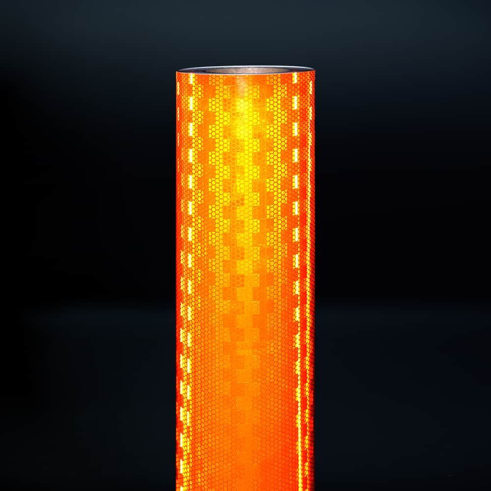Fluor-orange Avery V-8000 Rolle vor dunklem Hintergrund, starker Reflexeffekt sichtbar