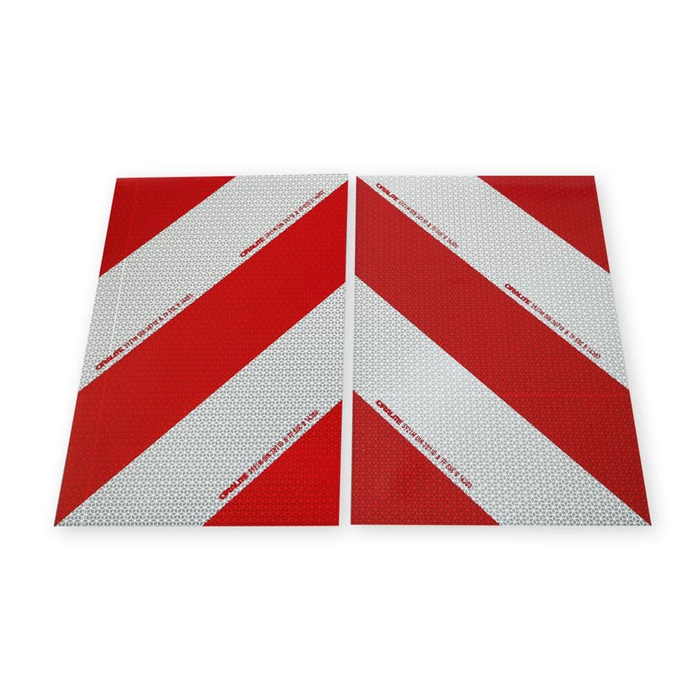 Zwei Orafol 5921M Zuschnitte, 423 × 282 mm, diagonal geteilt rot-weiß, Vorderseite.