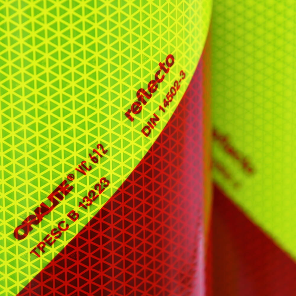 Detail der reflecto VC612 Warnmarkierung mit Reflexstruktur und Aufdruck