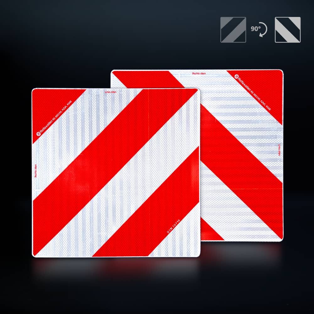 2× Parkwarntafeln rot/weiß auf dunklem Hintergrund, starke Reflexion sichtbar