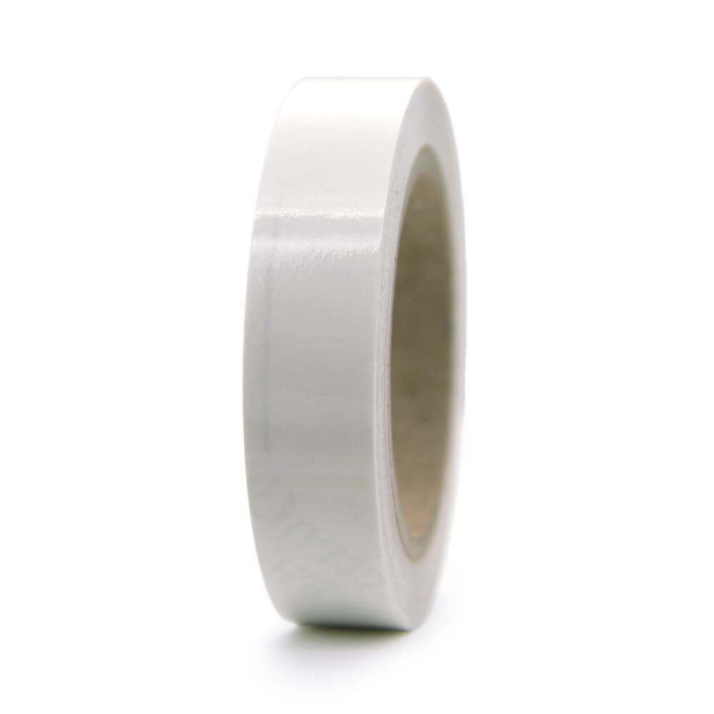 25m Rolle der 3M-Kantenschutzfolie aufrecht auf weißem Hintergrund