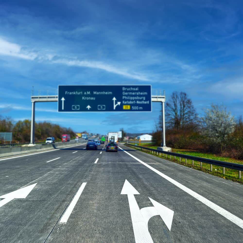 Anwendungsbild: 3M Stamark Fahrbahnmarkierung auf Autobahnaufteilung