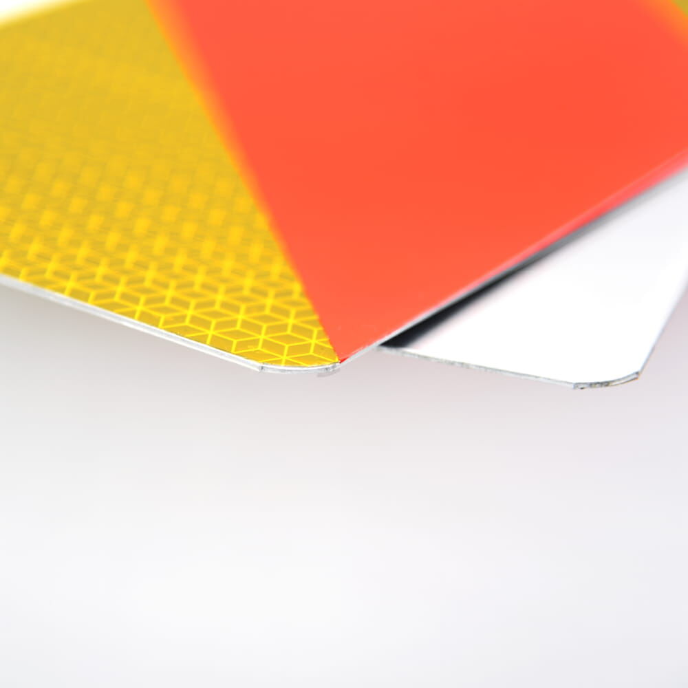 Eckdetail zeigt Folienschicht auf Alu-Träger