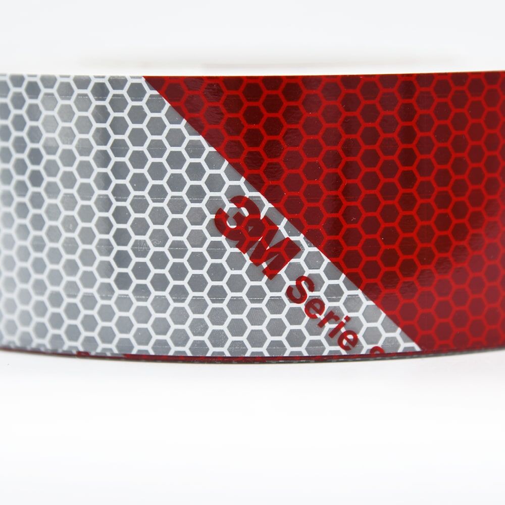 Detail der hexagonalen Reflexstruktur des 3M 823i rot-weißen Warnbands