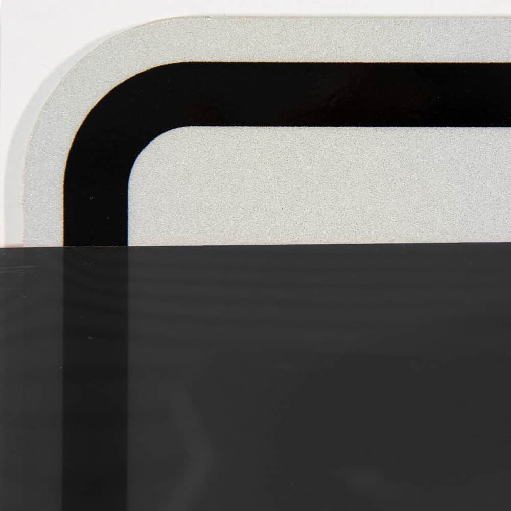 Schwarze Overlay-Folie 5061 halbtransparent auf Verkehrszeichenecke