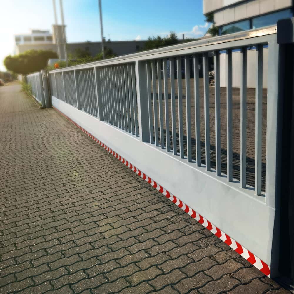 Schiebetor unten mit rot-weißer 5231M Chevron-Warnmarkierung zur Kantensicherung