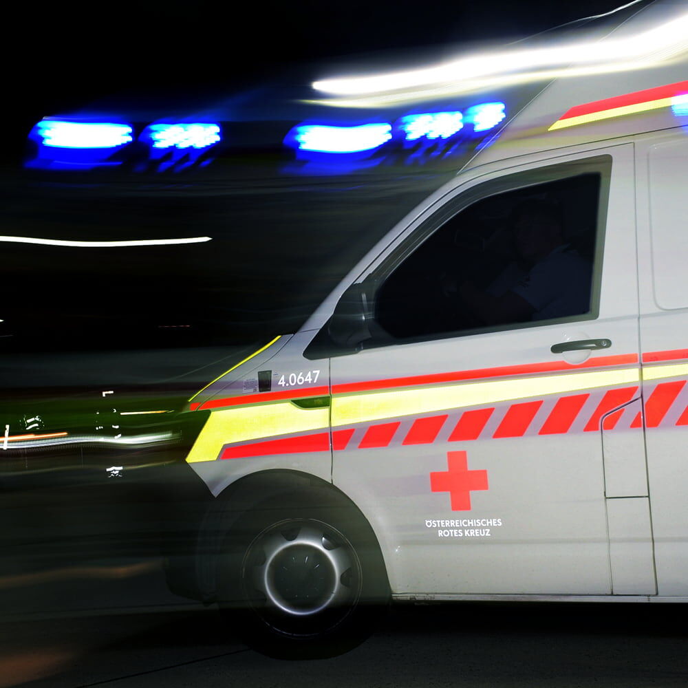 Nachtaufnahme: Rettungswagen mit reflektierenden 3M 580E Konturstreifen in Fahrt