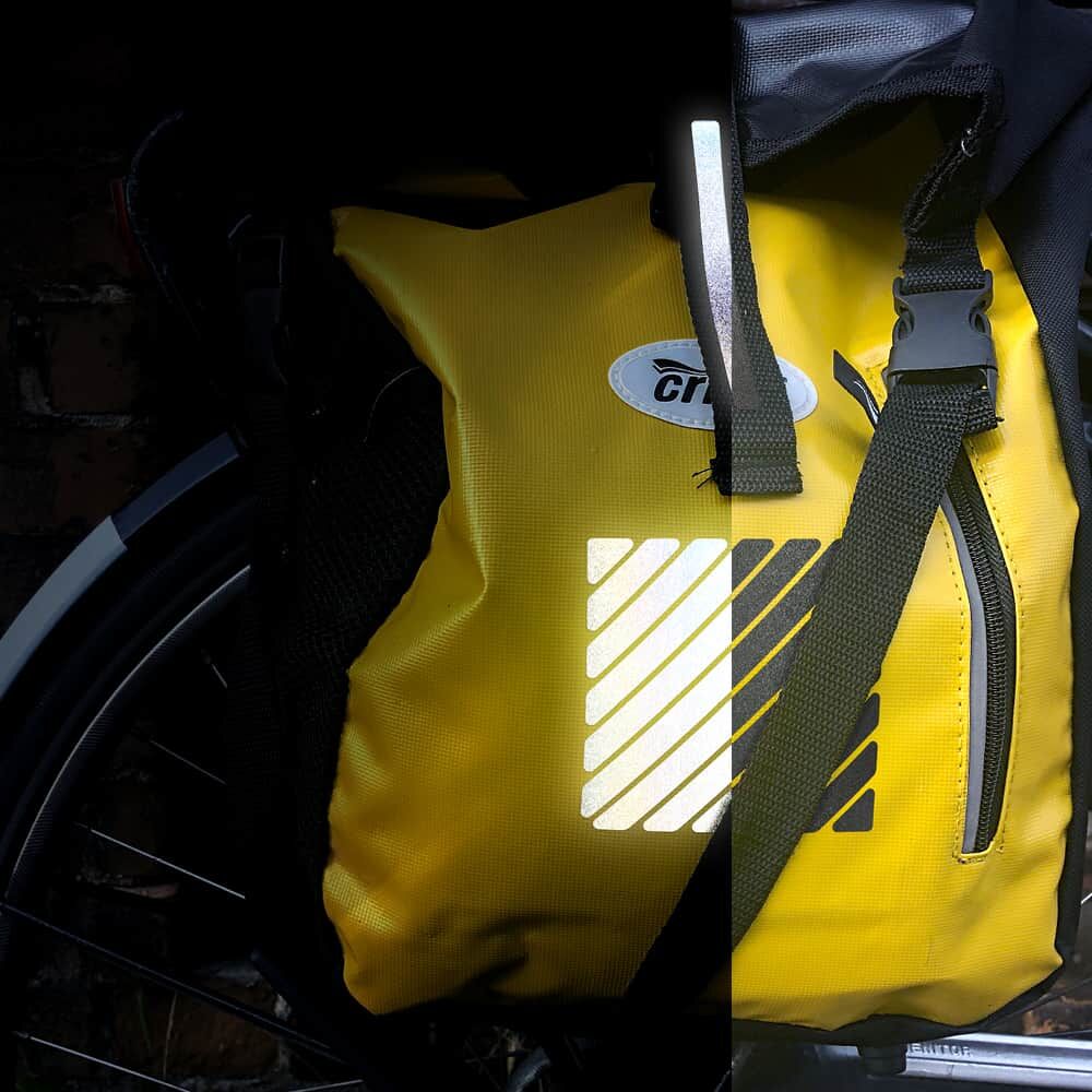 Gelbe Fahrradtasche mit diagonalem Metallic-Reflexstreifen, Tag-Nacht-Ansicht