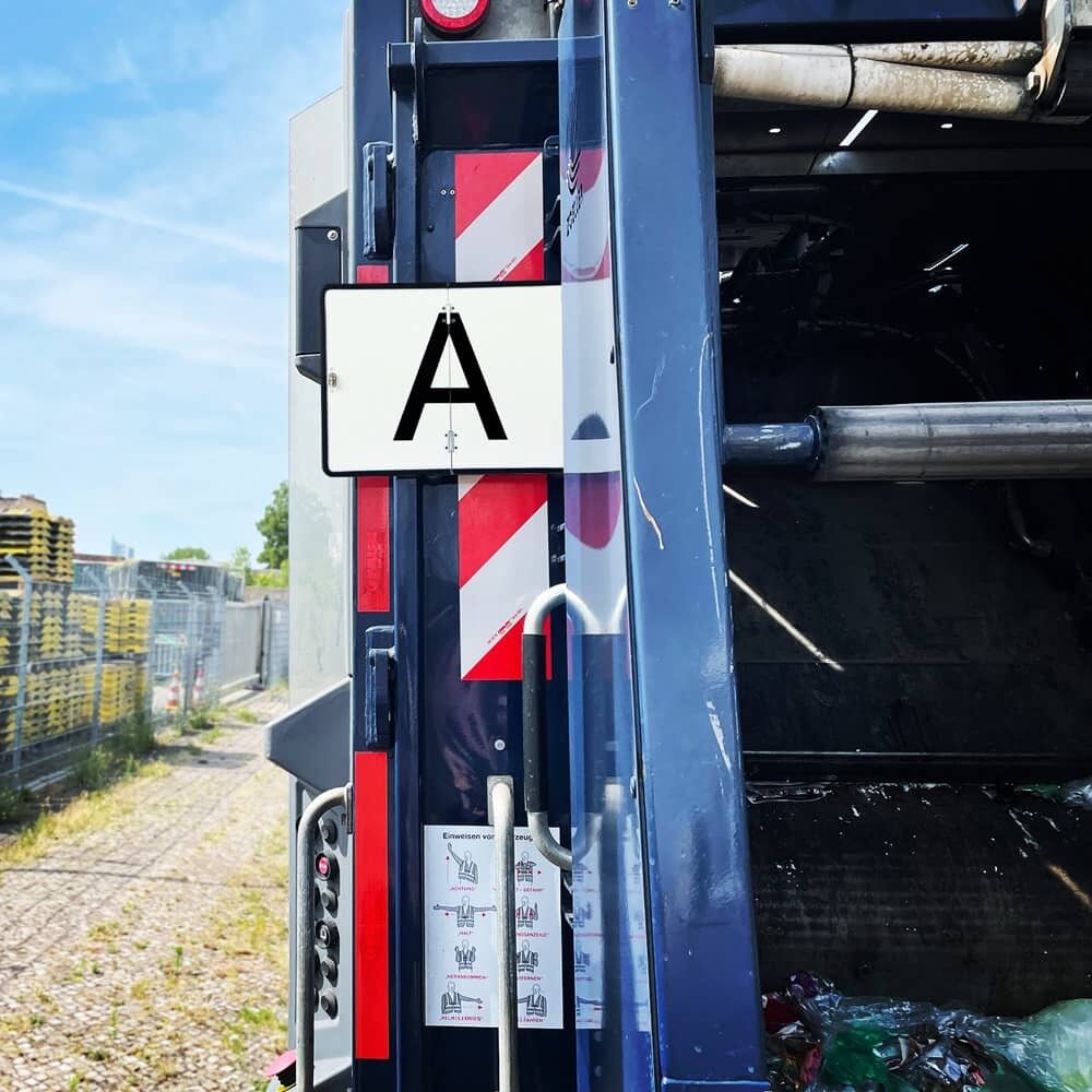A-Schild vertikal klappbar mit Kantenschutz an Heck eines Entsorgungsfahrzeugs