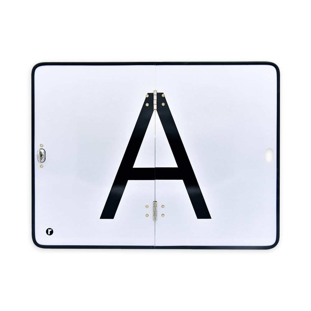 A-Tafel mit Kantenschutz, aufgeklappt, Vorderseite mit „A“.