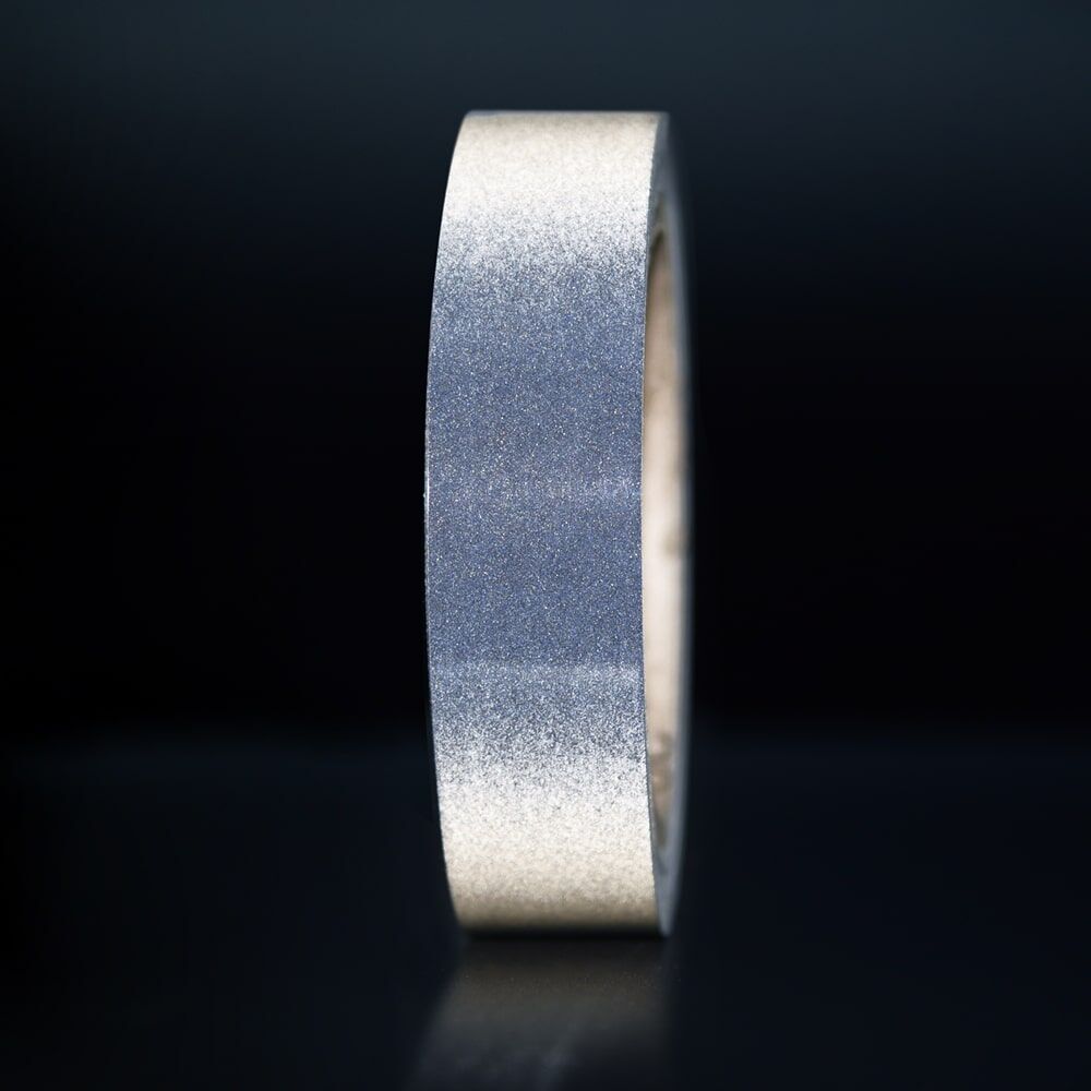 25 mm Rolle Orafol ORALITE Reflexband 5710 schwarz, reflektierend vor dunklem Hintergrund
