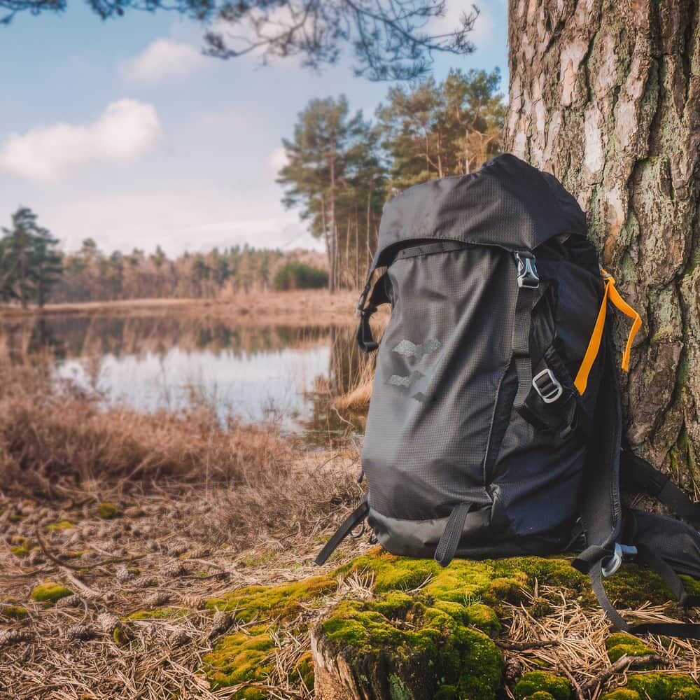 Rucksack am Tag mit aufgebügelten Fledermaus-Motiv, dezentes Accessoire