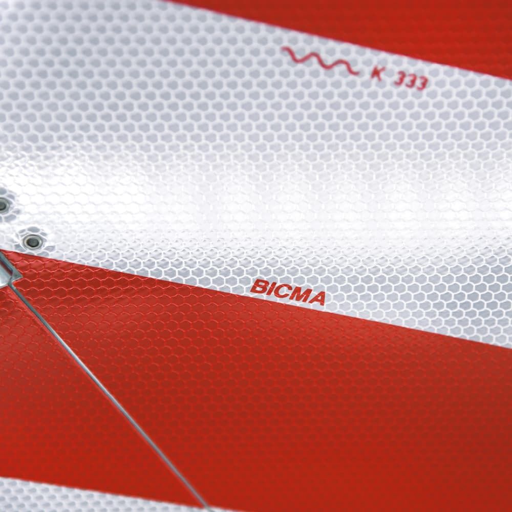 Detailaufnahme einer reflektierenden Oberfläche mit BICMA-Logo und Wabenstruktur
