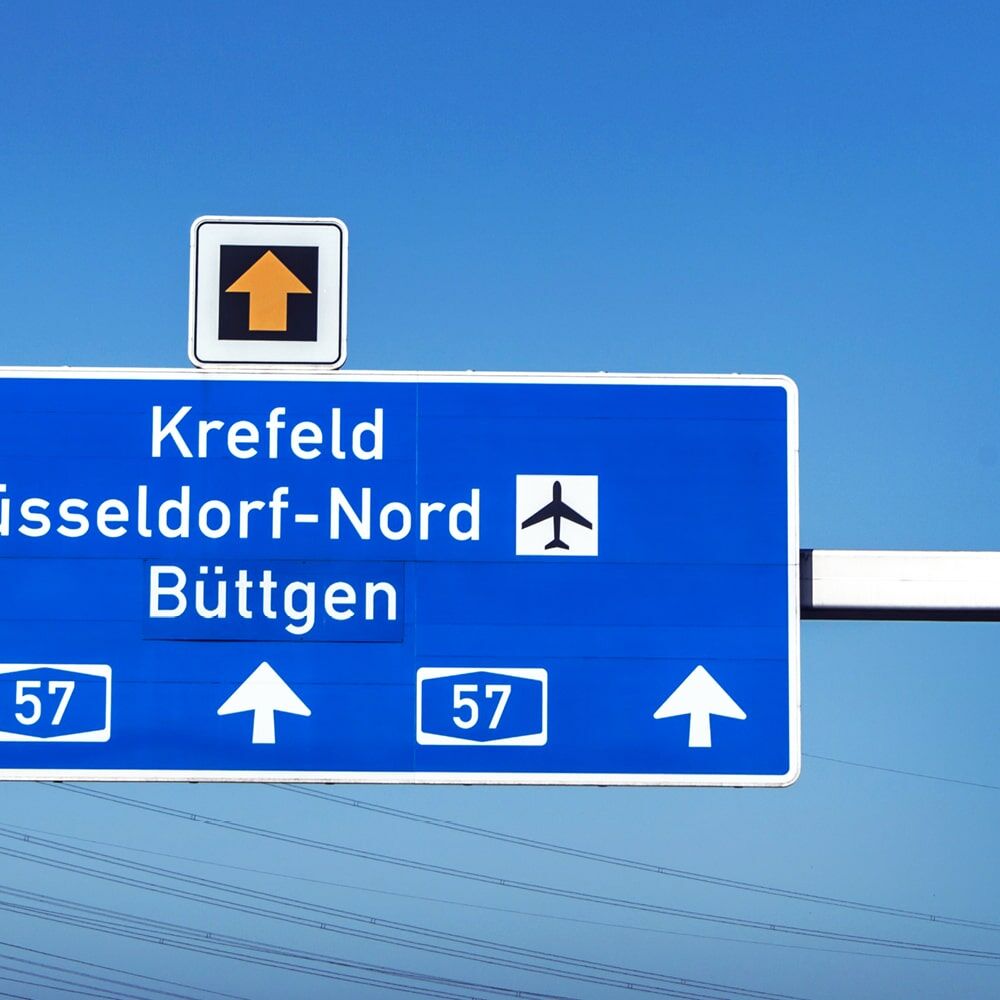 Orafol 5910 im Einsatz auf einer blauen Hinweistafel zur Ausschilderung eines Flughafens