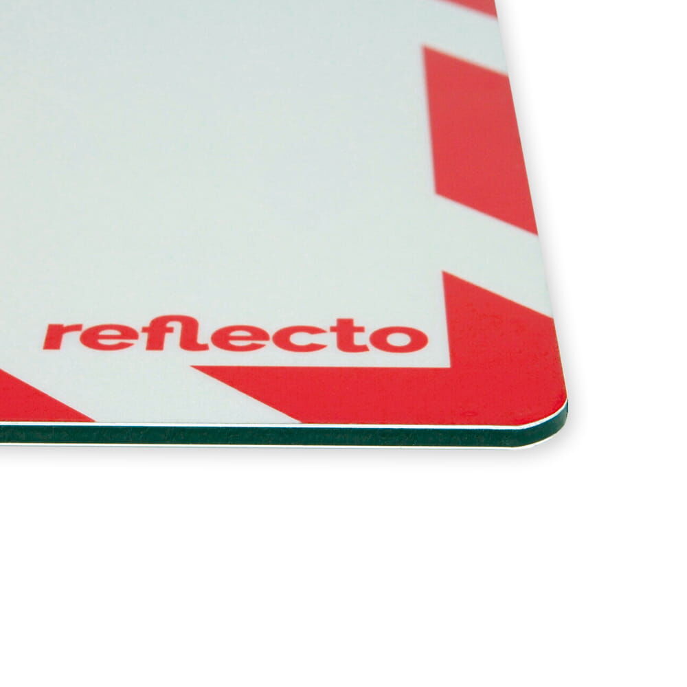 Detail Aluverbundschild: Eckansicht zeigt robuste Platte