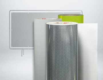 Verschiedene reflektierende Bannermaterialien in grau, weiß und lime auf hellem Hintergrund.