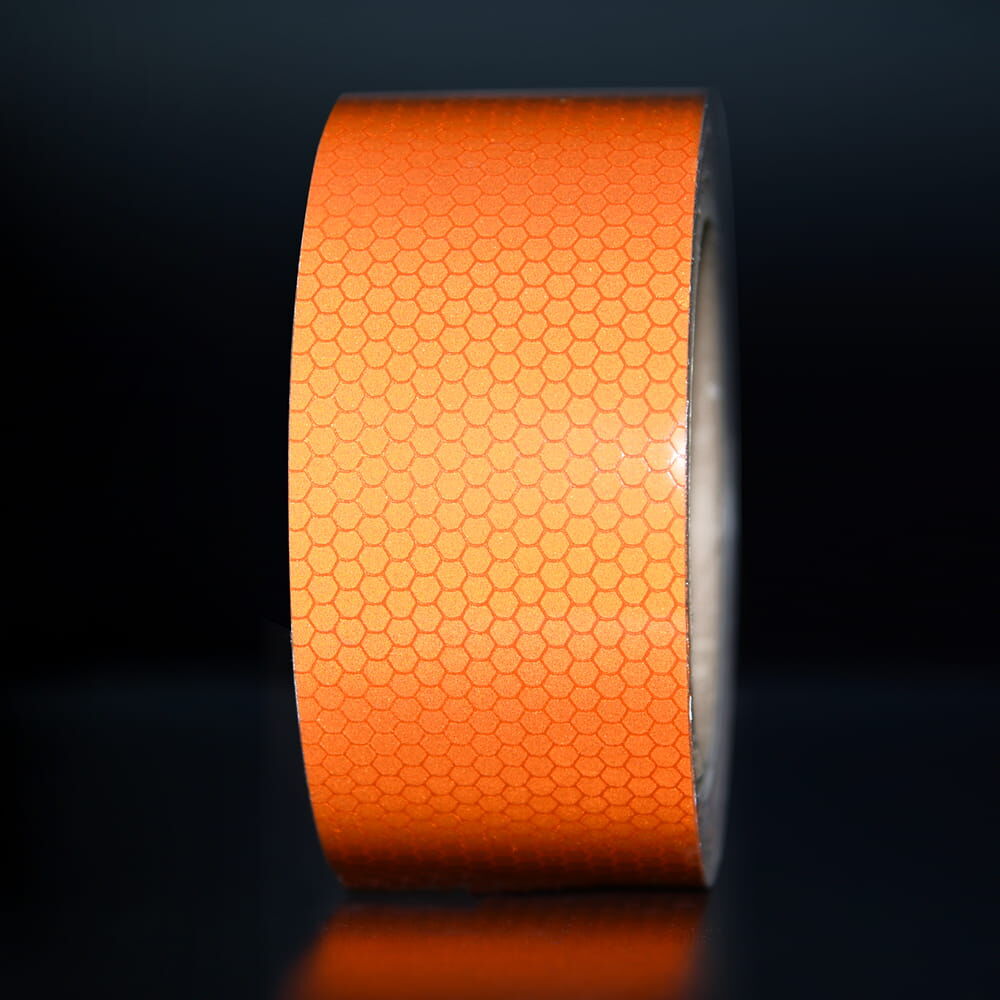 50 mm Rolle Orafol ORALITE Reflexband 5810 orange, reflektierend vor dunklem Hintergrund
