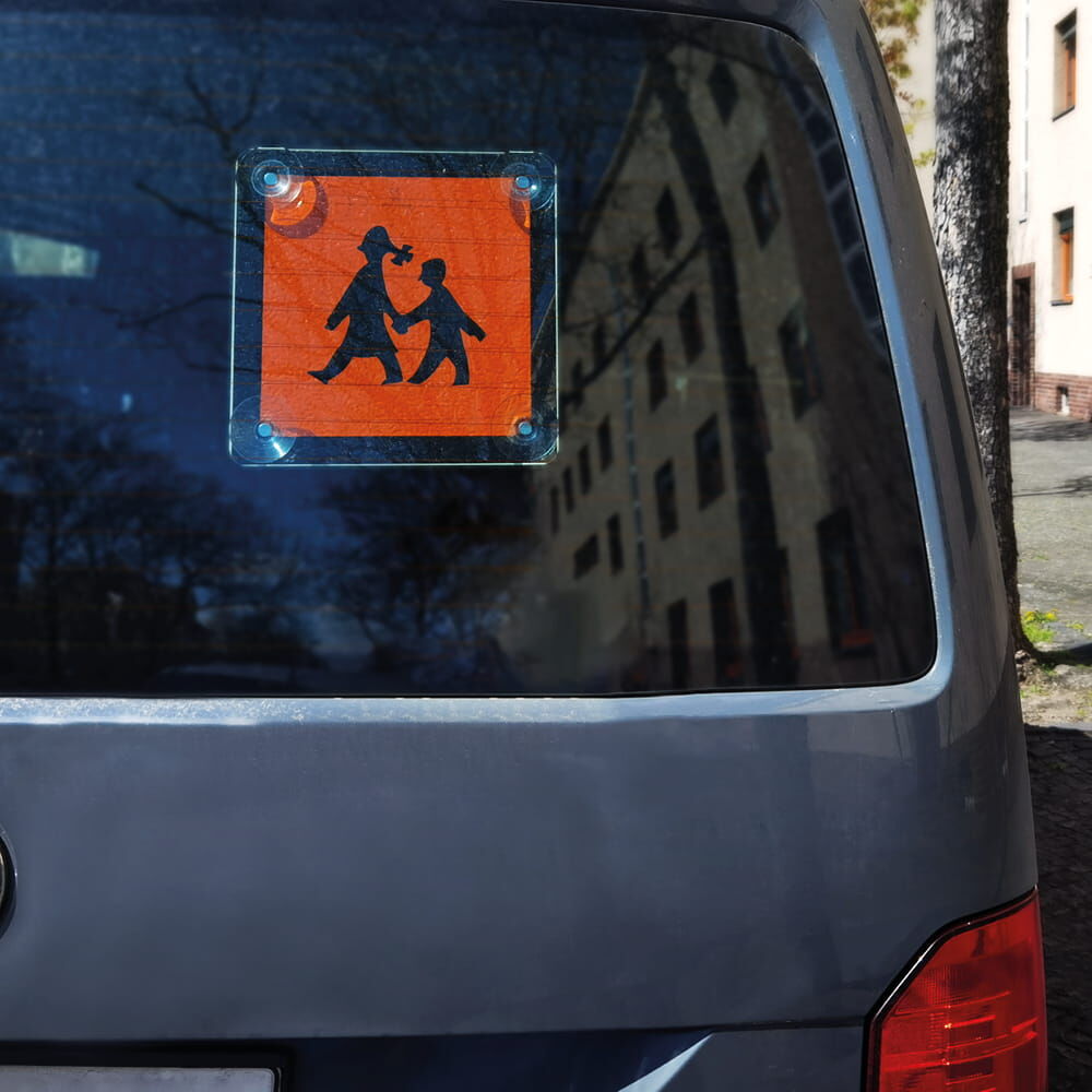 Schulbusschild mit Saugnäpfen an Heckscheibe eines Fahrzeugs montiert