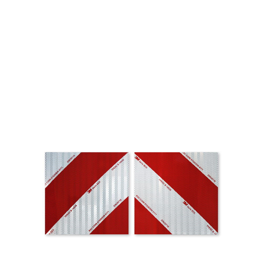 Zwei 3M 823i Zuschnittei, diagonal geteilt rot-weiß, Vorderseite.