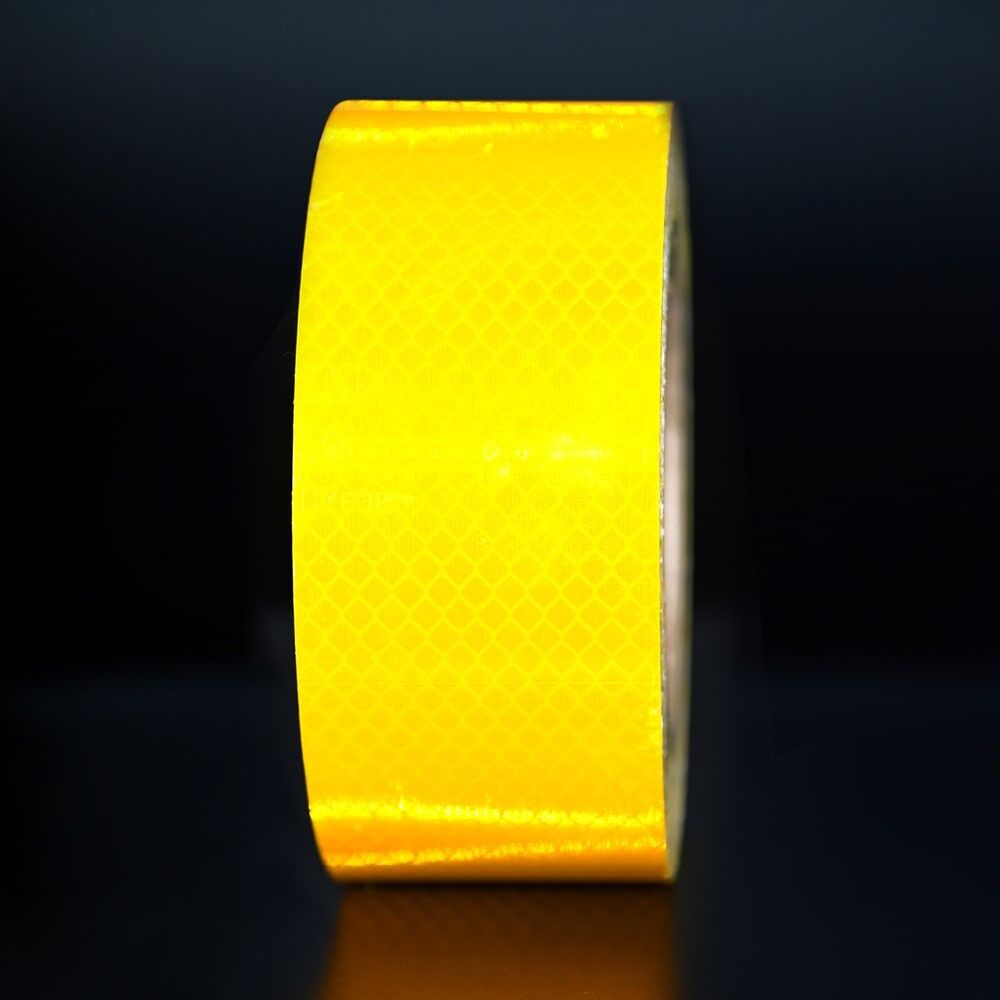 50 mm Rolle 3M Reflexband 4080 Fluor-gelb, reflektierend vor dunklem Hintergrund