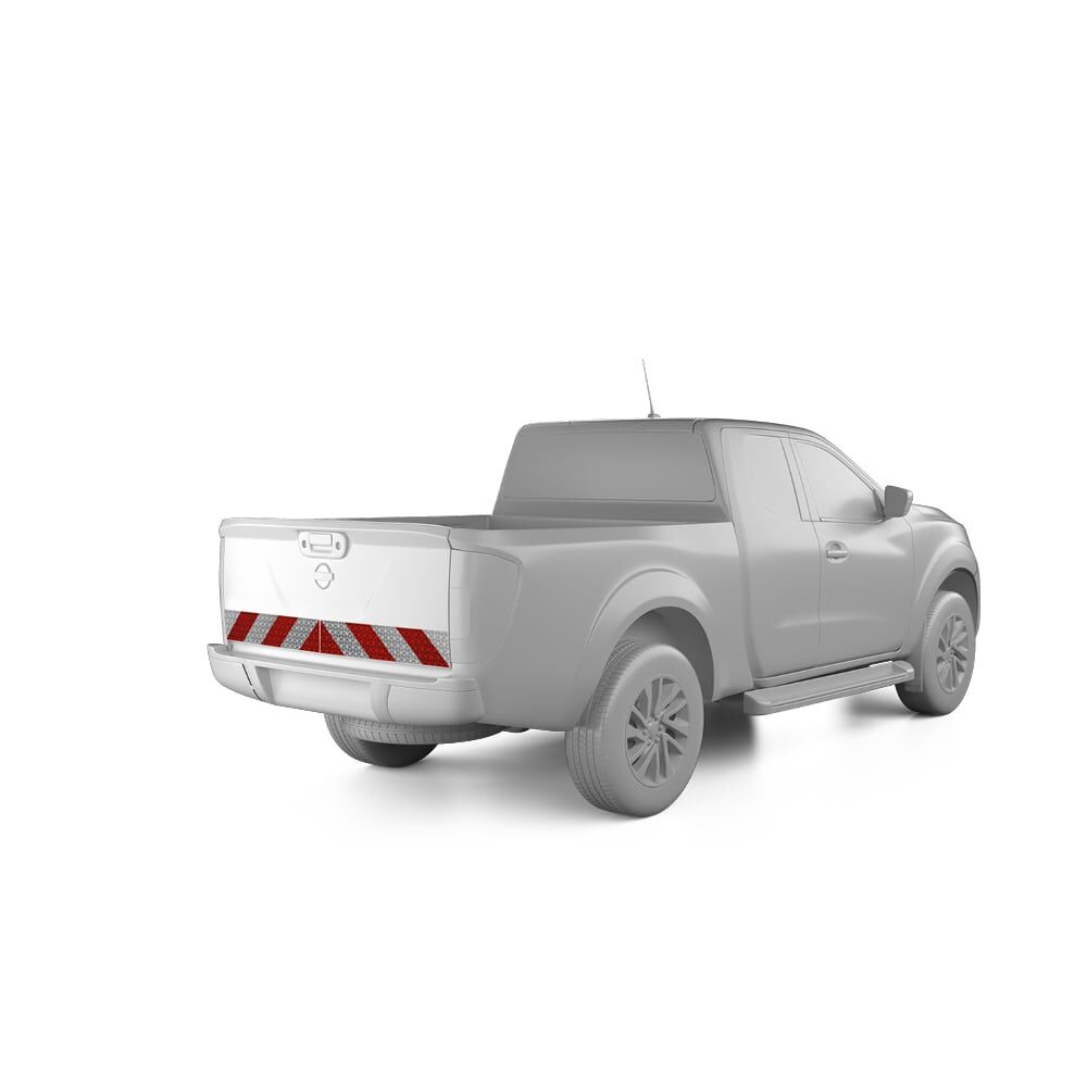 Nissan Navara D231 mit Heckwarnmarkierung, Baujahr 2016