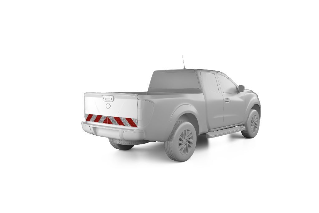 Nissan Navara D231 mit Heckwarnmarkierung, Baujahr 2016