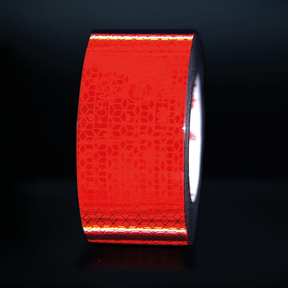 Rote Rolle VC 104+ CG reflektiert vor schwarzem Hintergrund