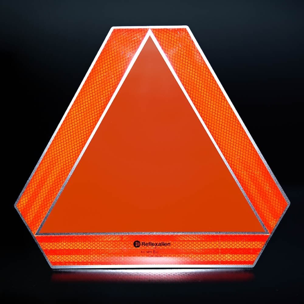 Warntafel leuchtet reflektierend bei Dunkelheit, roter Rand und oranger Kern