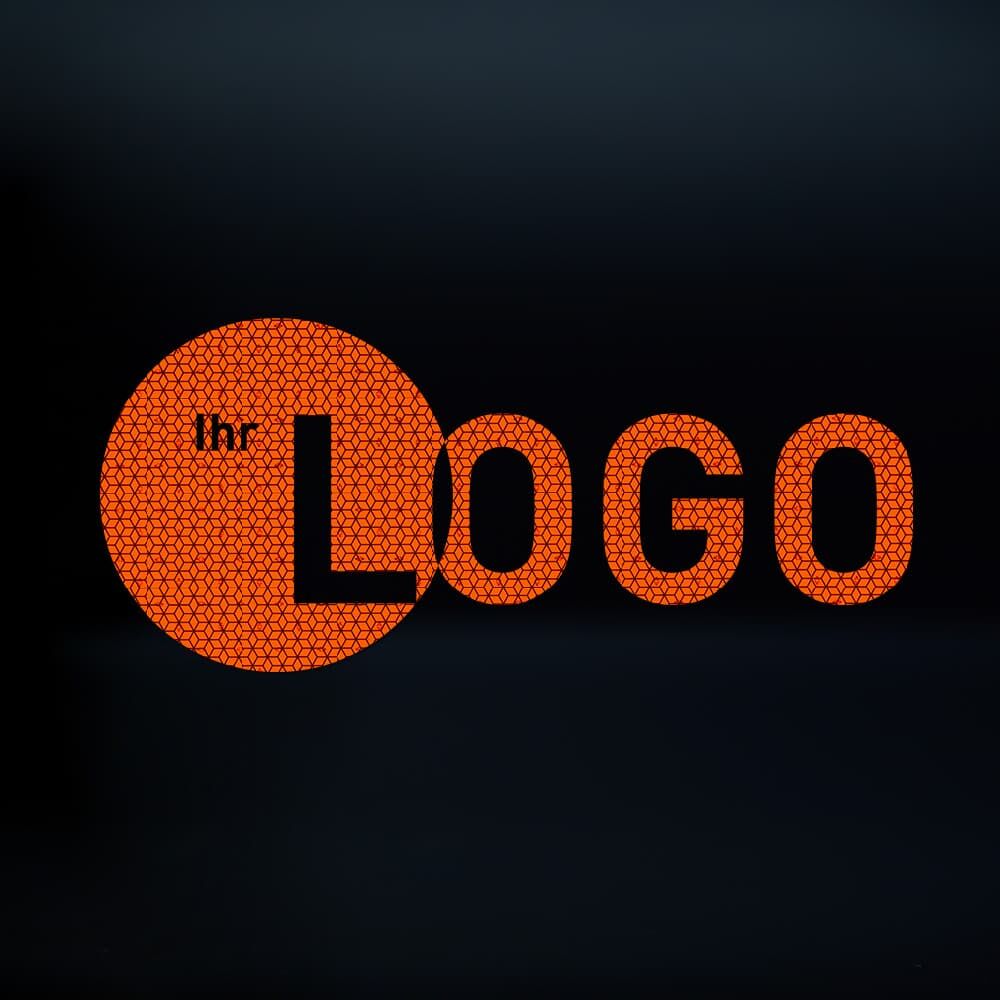 Rot reflektierender VC 104 LOGO-Schriftzug bei Dunkelheit in Nahaufnahme