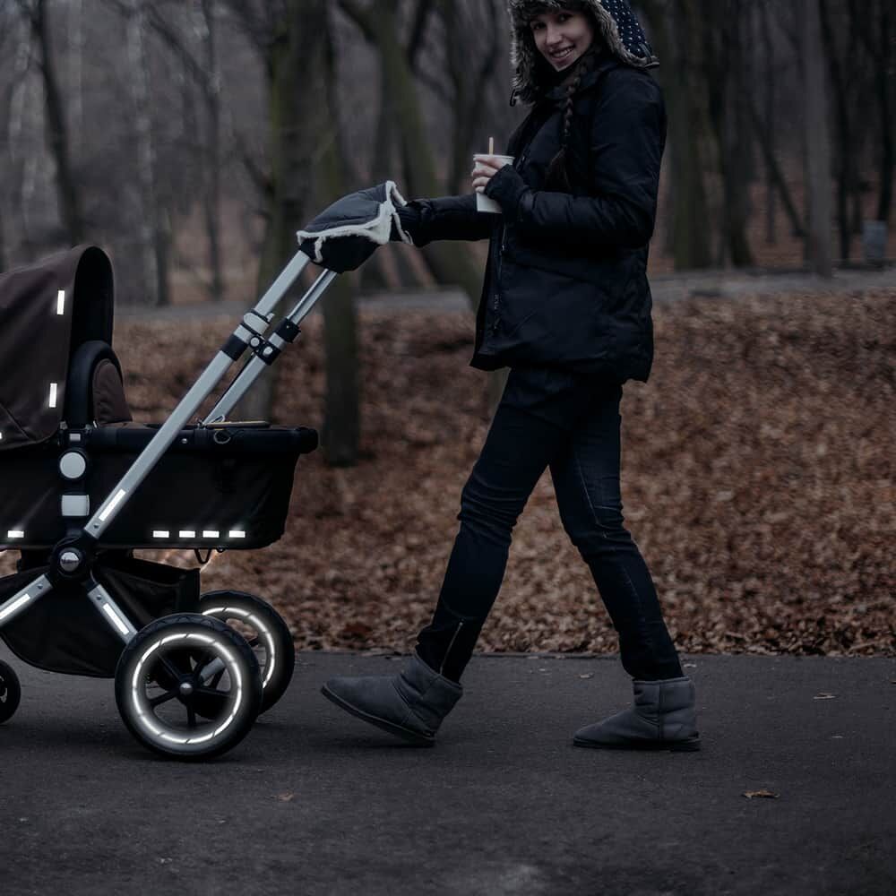 Felgensticker Light an Kinderwagenrädern für bessere Sichtbarkeit