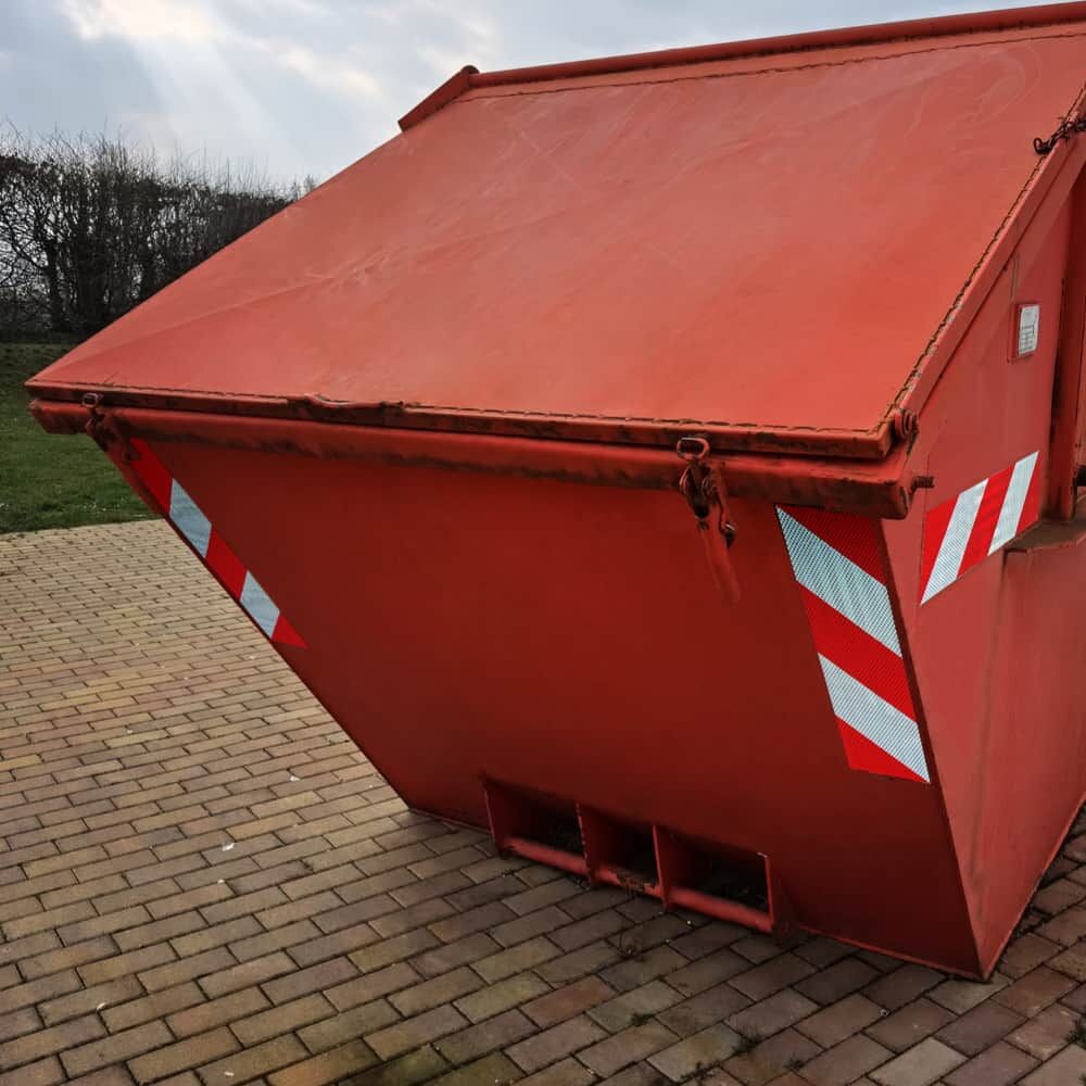 Praxisbeispiel: 3M 823i Streifen sichern Kanten eines Absetzcontainers für bessere Sichtbarkeit