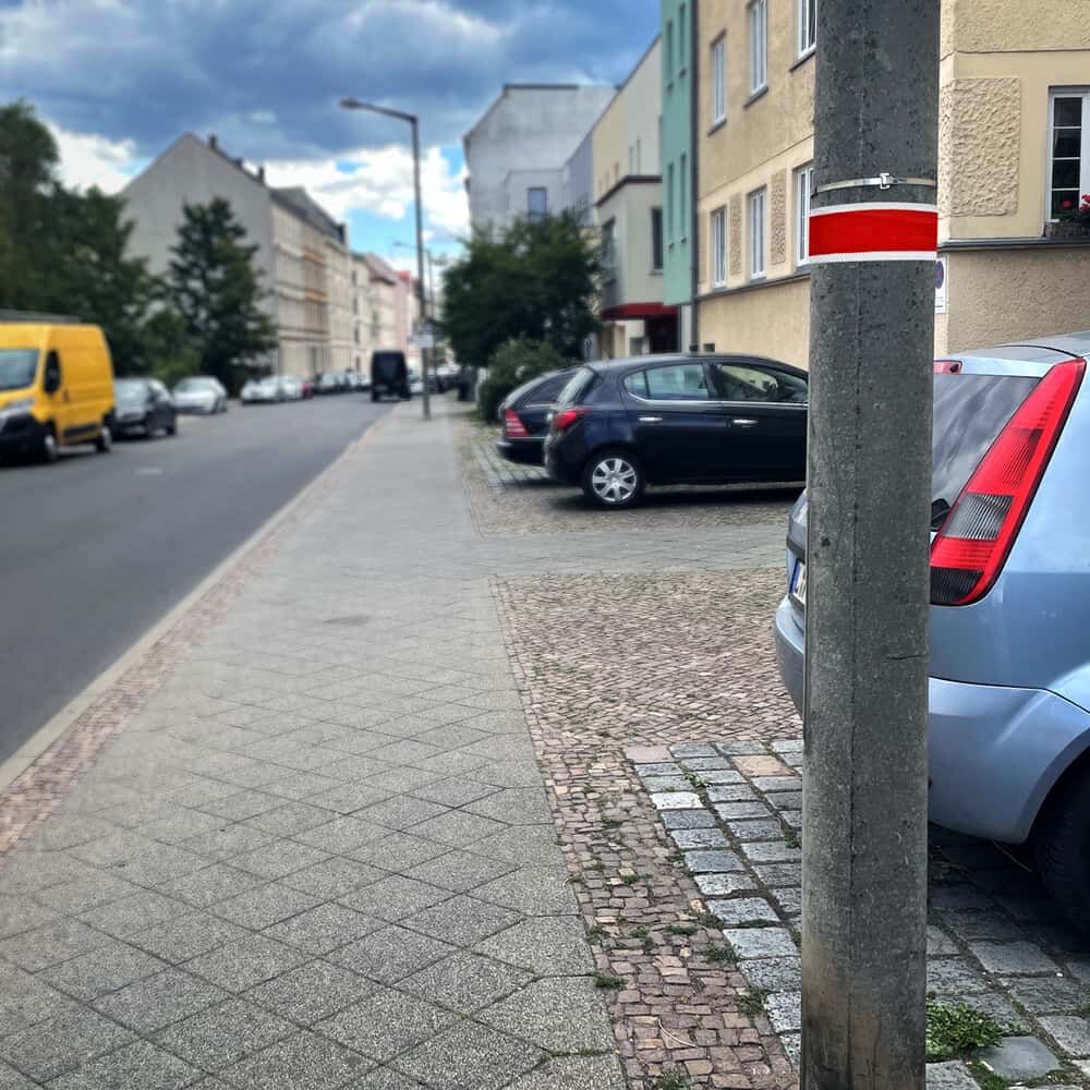 Reflexstreifen rot/weiß montiert an Laternenmast im Straßenraum