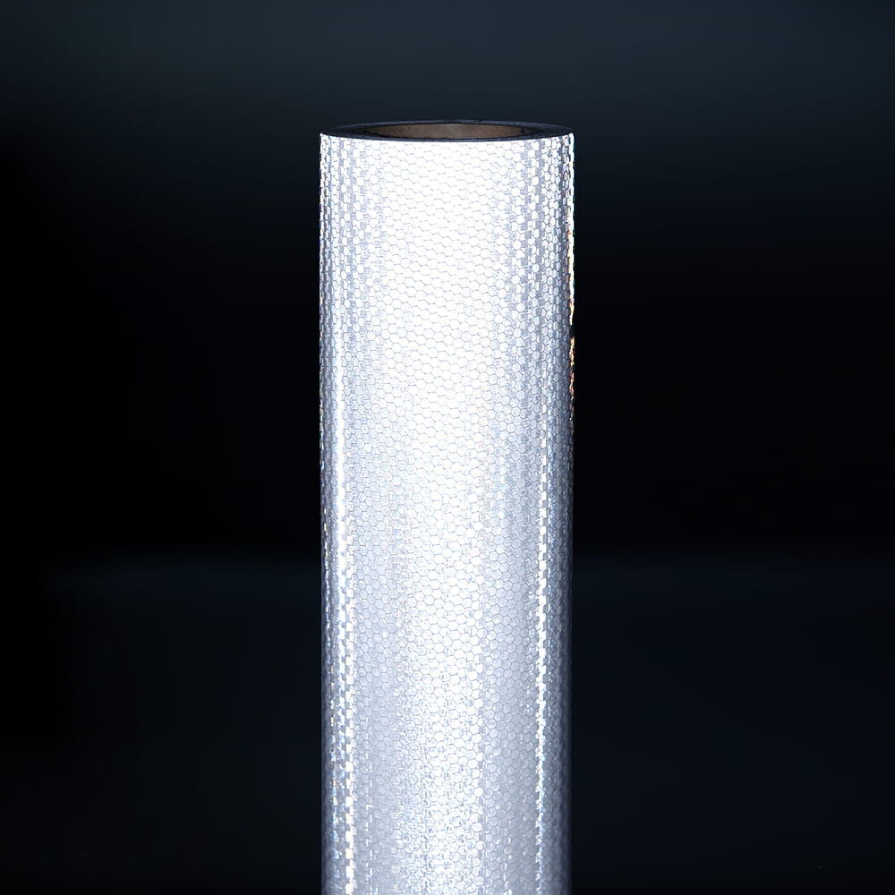 Weiße Avery T-11500 Omnicube Folienrolle im Dunkeln, stark reflektierend