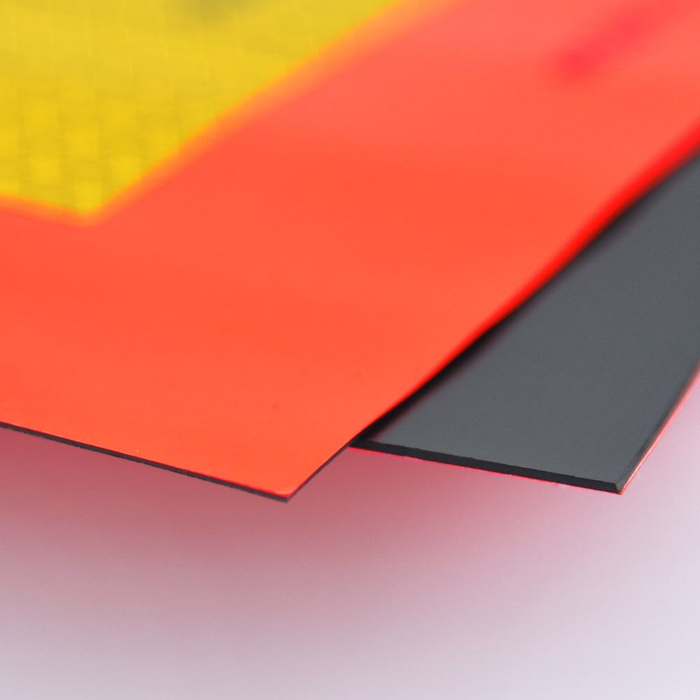 Eckdetail zeigt Folien und schwarze, magnetische Rückseite