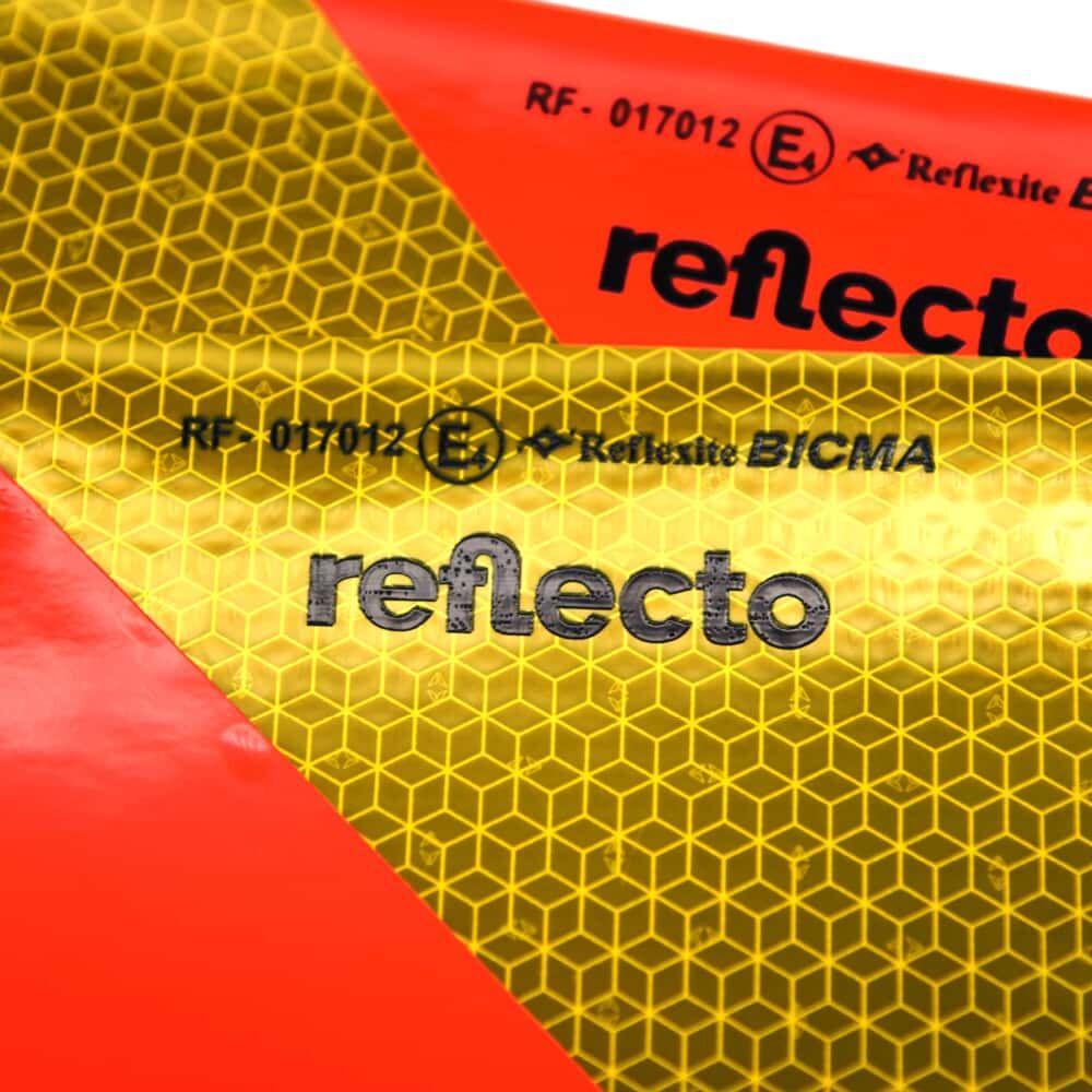 Makro Wabenstruktur mit reflecto Logo auf Heckwarntafel