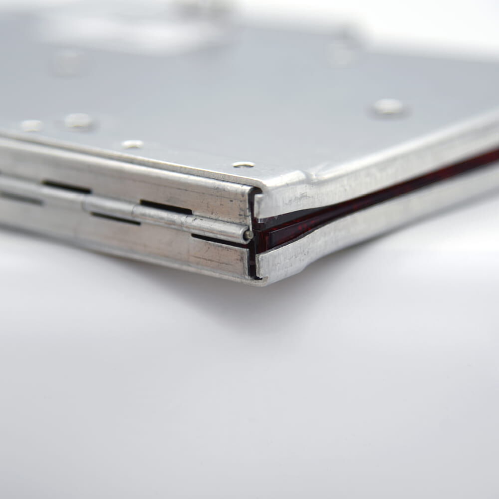 Detail Ecke: Scharnier und Gehäusekante der Parkwarntafel in Nahaufnahme